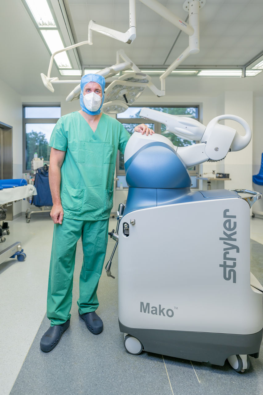 Neue Robotertechnik bei Kniegelenk-Ersatz  im Helios Klinikum München West