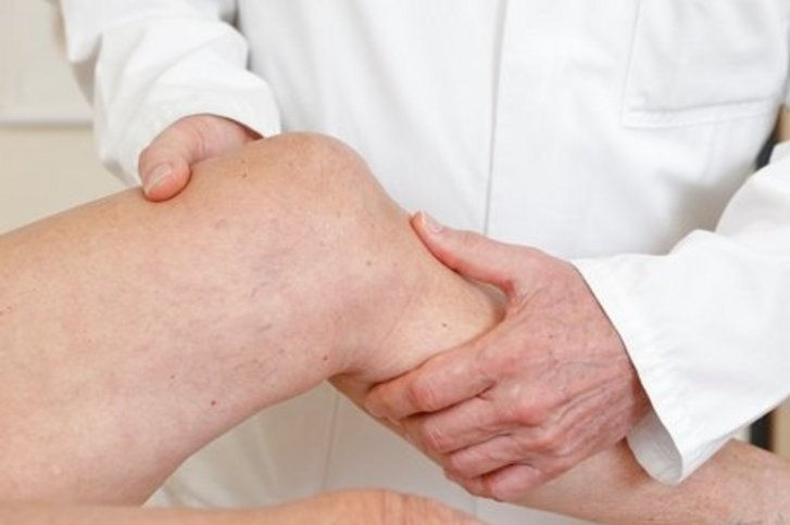Kniearthrose: Entscheidungshilfe für und wider Gelenkersatz-OP