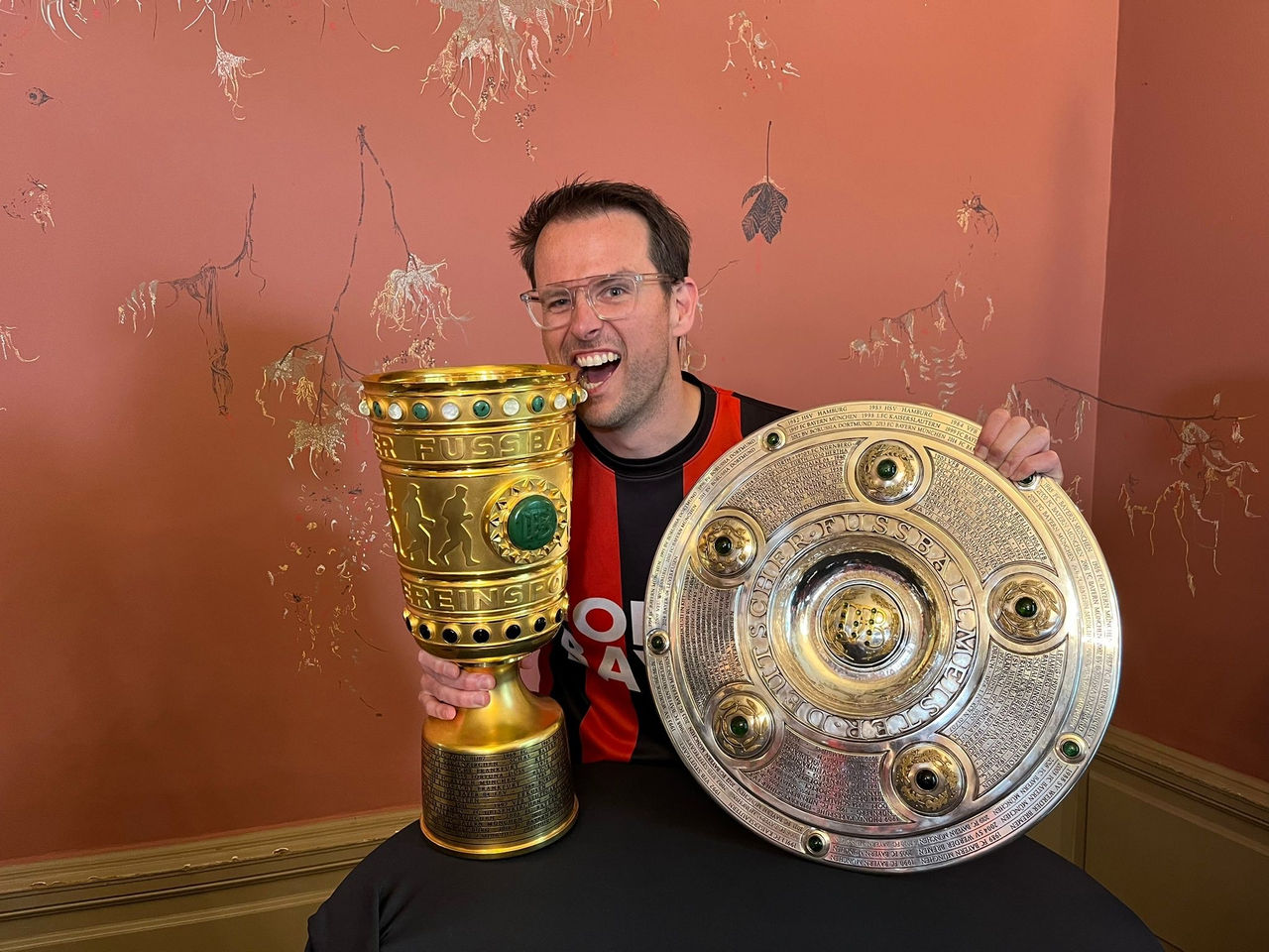 Hinter den Kulissen des Erfolgs: Dr. Philipp Ehrenstein über die Double-Saison von Bayer 04 Leverkusen