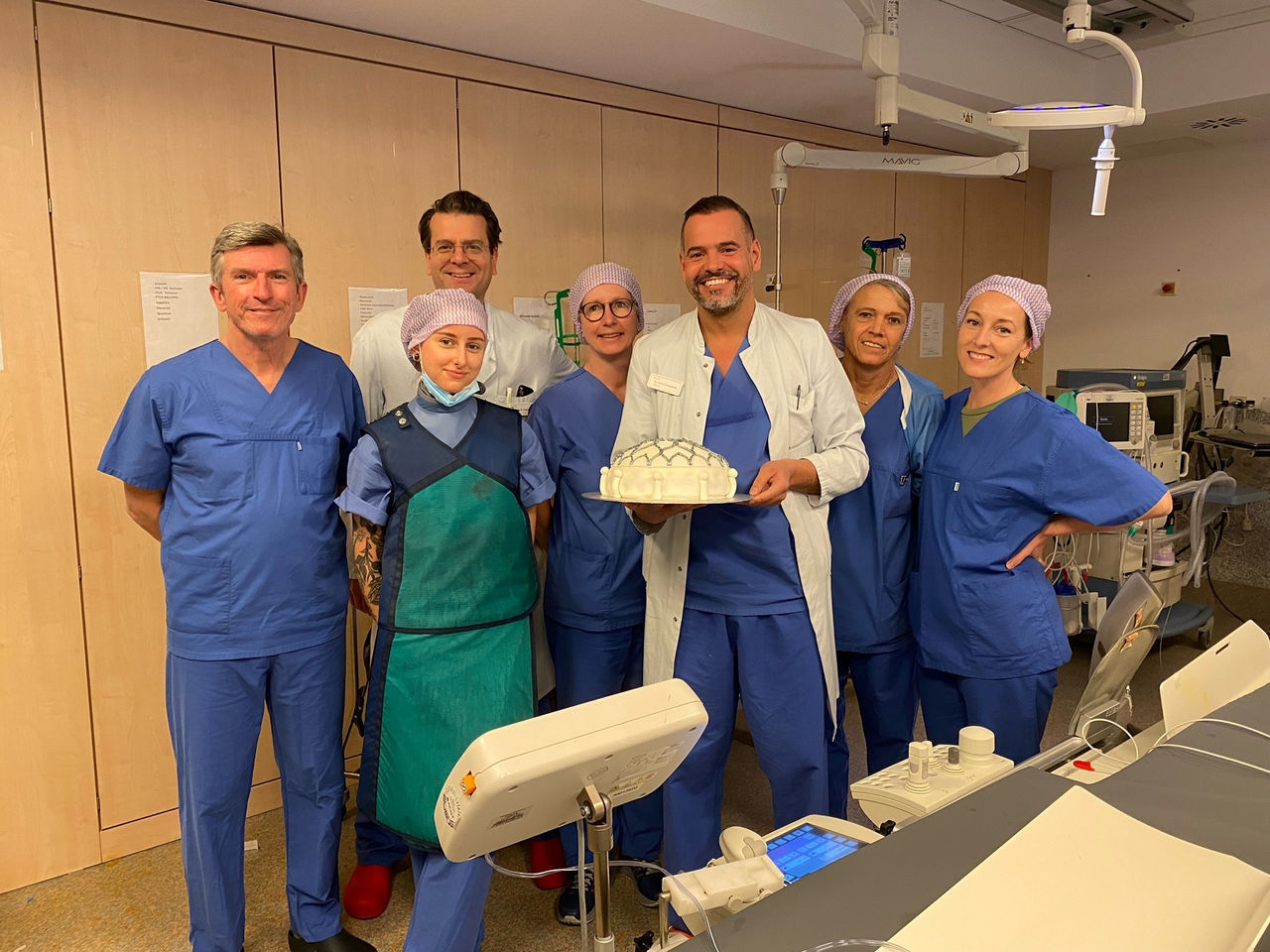 Kardiologen am Herzzentrum Siegburg ersetzen Herzklappe erstmals interventionell mit neuartiger Prothese